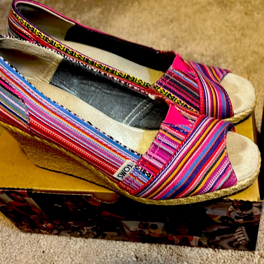 Toms Wedge Fuchsia Sandal